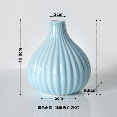 SIMPLE PORCELAIN VASE